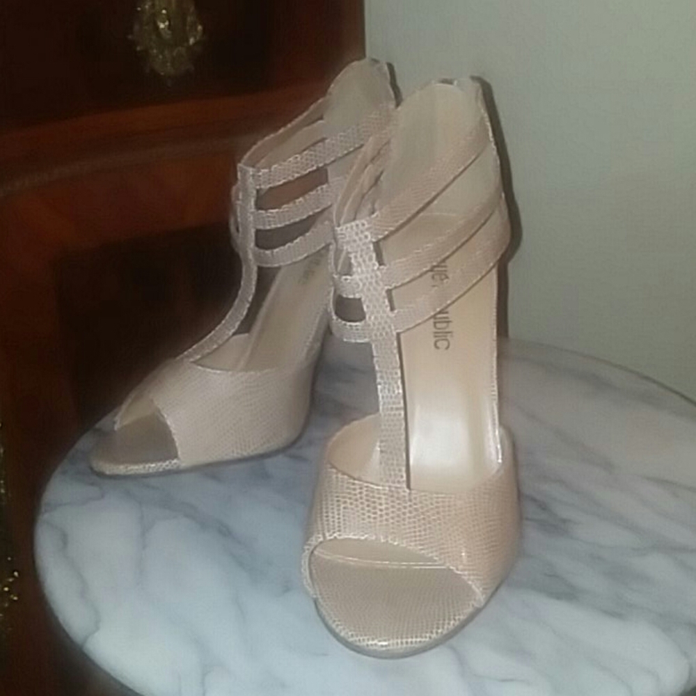 NIB!  4.2 inch Tan snake print t- strap peep toe heel